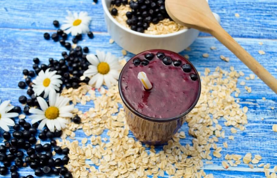 berry smoothies and oatmeal